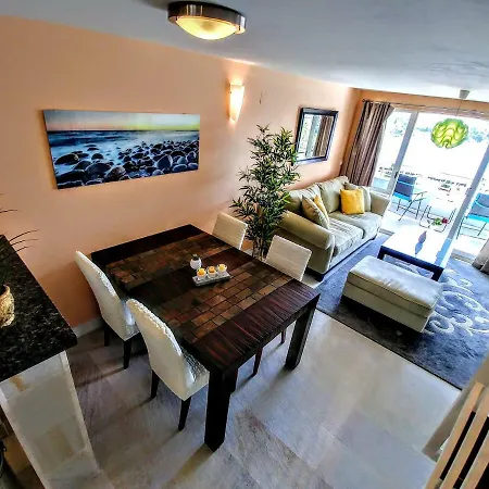 2 Bedroom 2 Bathroom Sea View, Private Free Parking アパート