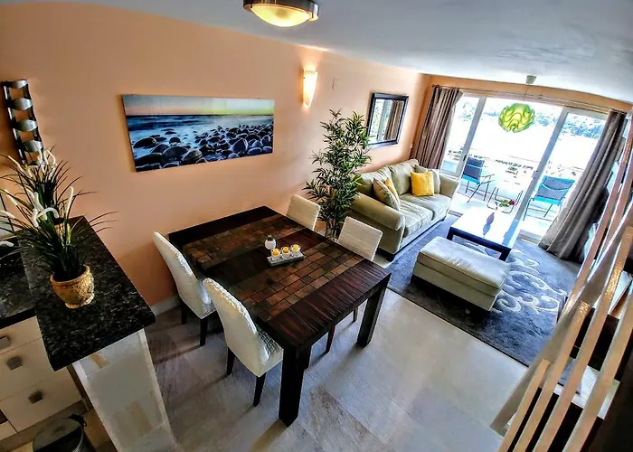 2 Bedroom 2 Bathroom Sea View, Private Free Parking アパート